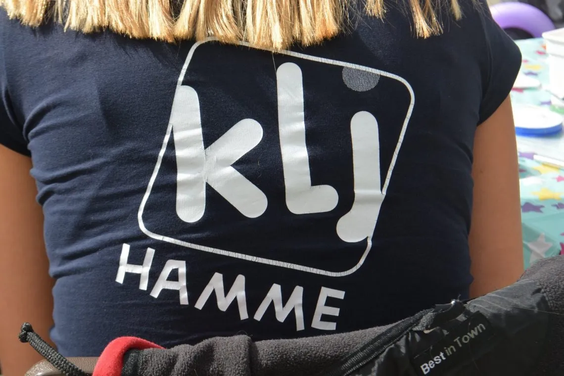 Het KLJ logo op onze t-shirts